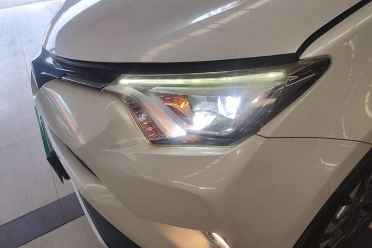 Used Toyota RAV4 2018 2.5L Automatic 4x4 Elite i Edition Left Front Headlight