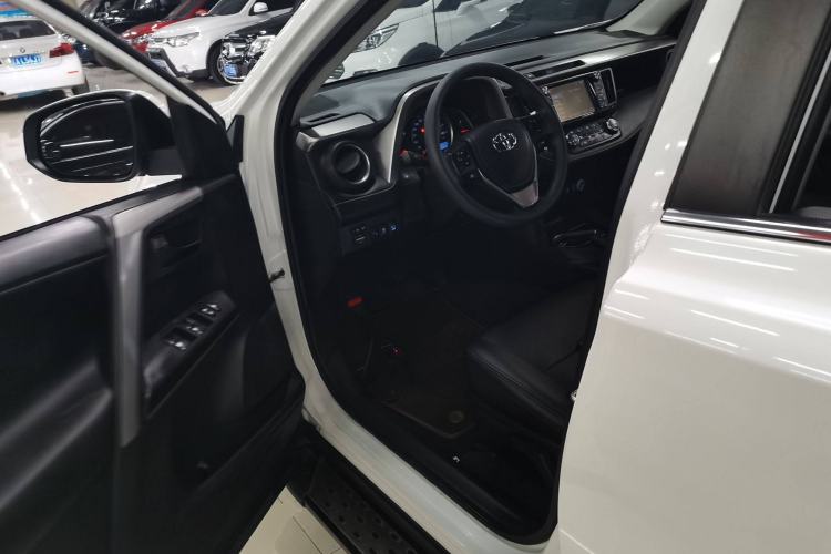 Used Toyota RAV4 2018 2.0L CVT Two-Wheel Drive Fashion X Edition Left Front Seat
