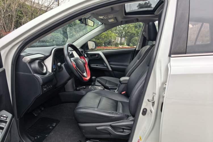 Used Toyota RAV4 2018 2.0L CVT Two-Wheel Drive Fashion X Edition Left Front Seat