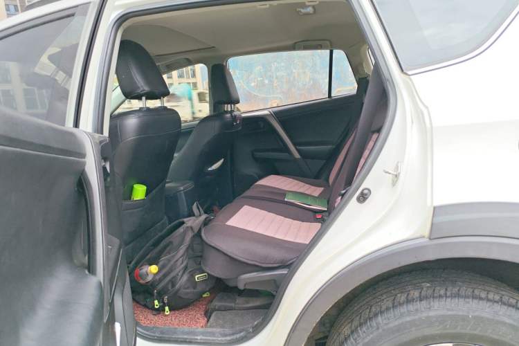 Used Toyota RAV4 2018 2.0L CVT Two-Wheel Drive Fashion X Edition Left Rear Seat