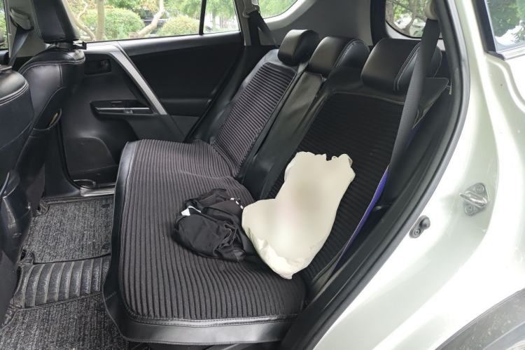 Used Toyota RAV4 2018 2.0L CVT Two-Wheel Drive Fashion X Edition Left Rear Seat