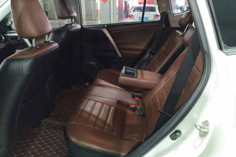 Used Toyota RAV4 2018 2.0L CVT Two-Wheel Drive Fashion X Edition Left Rear Seat