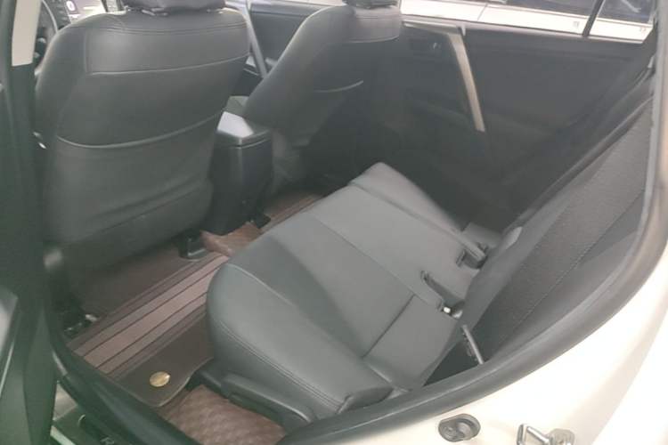 Used Toyota RAV4 2018 2.0L CVT Two-Wheel Drive Fashion X Edition Left Rear Seat