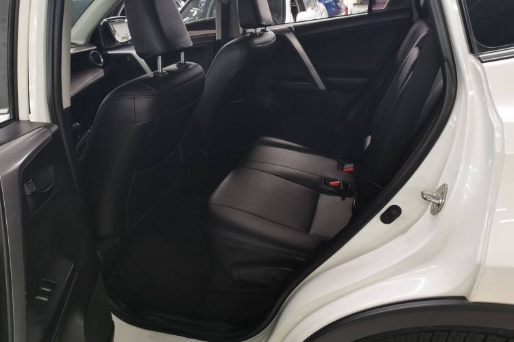 Used Toyota RAV4 2018 2.0L CVT Two-Wheel Drive Fashion X Edition Left Rear Seat