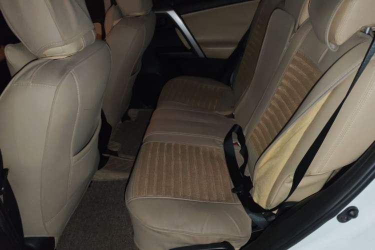Used Toyota RAV4 2018 2.0L CVT Two-Wheel Drive Fashion X Edition Left Rear Seat