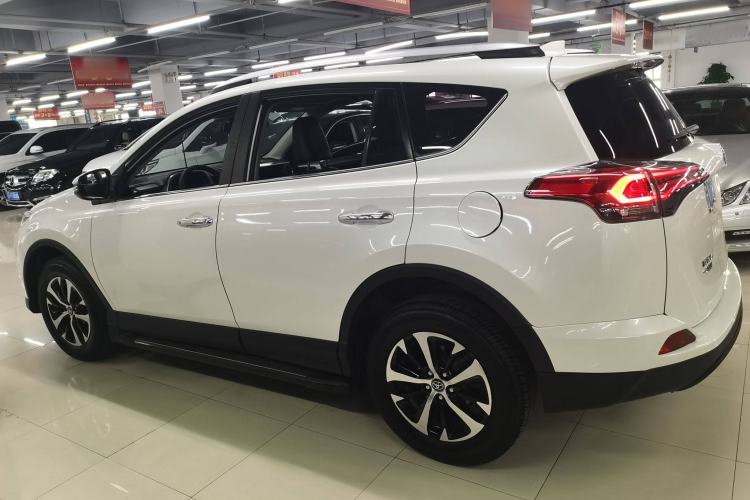Used Toyota RAV4 2018 2.0L CVT Two-Wheel Drive Fashion X Edition Left Side