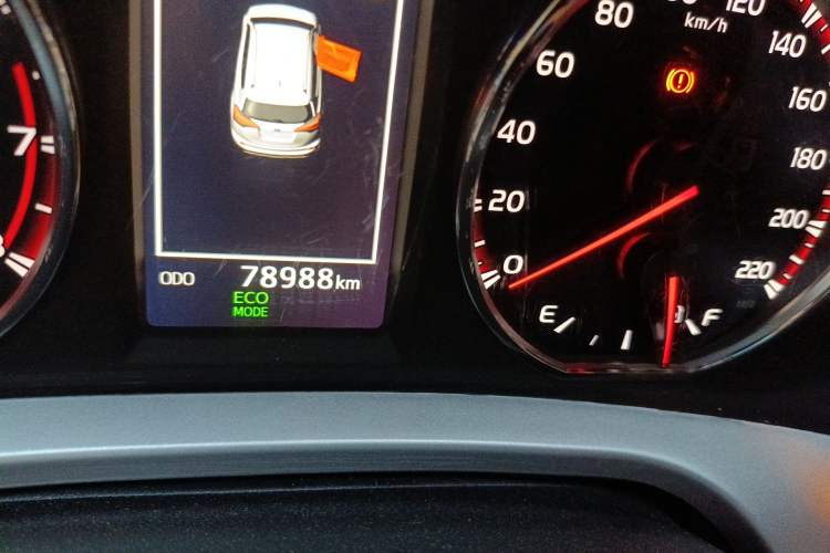 Used Toyota RAV4 2018 2.5L Automatic 4x4 Elite i Edition Odometer Close Up