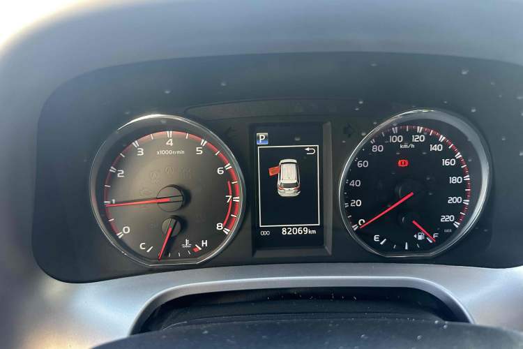 Used Toyota RAV4 2018 2.5L Automatic 4x4 Elite i Edition Odometer Close Up
