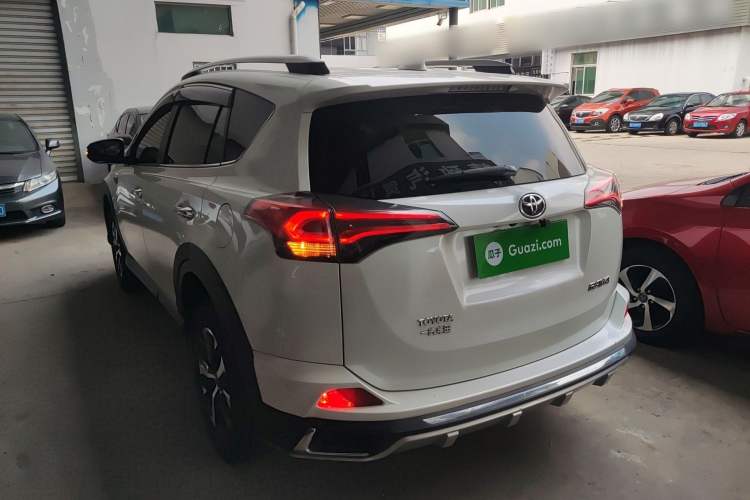 Used Toyota RAV4 2018 2.0L CVT Two-Wheel Drive Fashion X Edition Rear Left 45 Deg