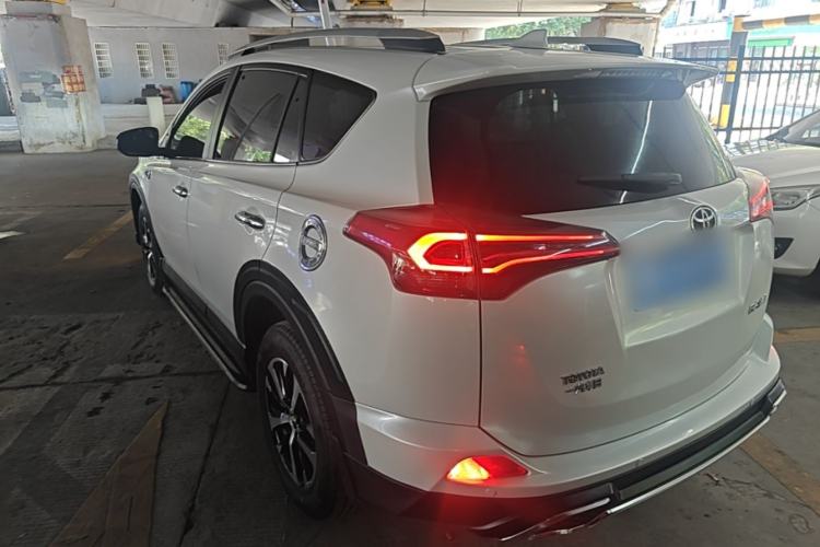 Used Toyota RAV4 2018 2.0L CVT Two-Wheel Drive Fashion X Edition Rear Left 45 Deg