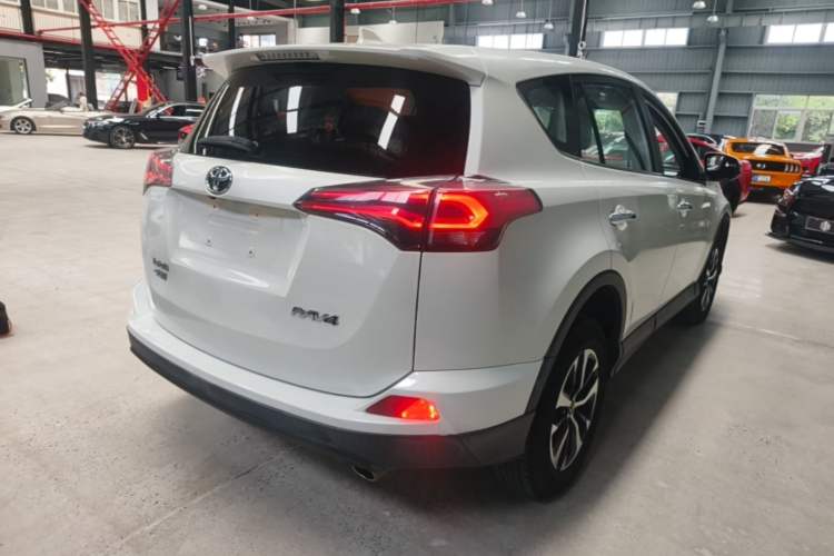 Used Toyota RAV4 2018 2.0L CVT Two-Wheel Drive Fashion X Edition Rear Right 45 Deg