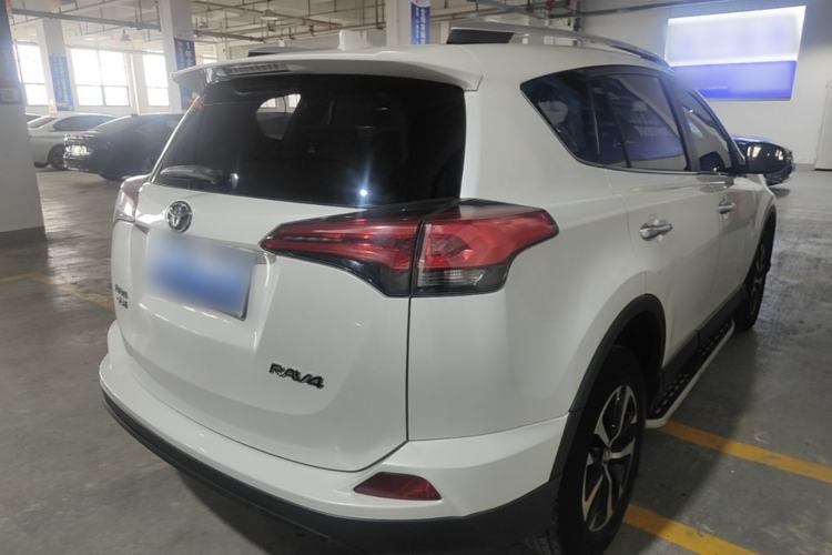 Used Toyota RAV4 2018 2.0L CVT Two-Wheel Drive Fashion X Edition Rear Right 45 Deg