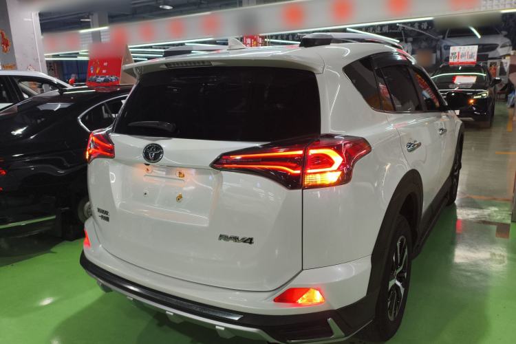 Used Toyota RAV4 2018 2.0L CVT Two-Wheel Drive Fashion X Edition Rear Right 45 Deg