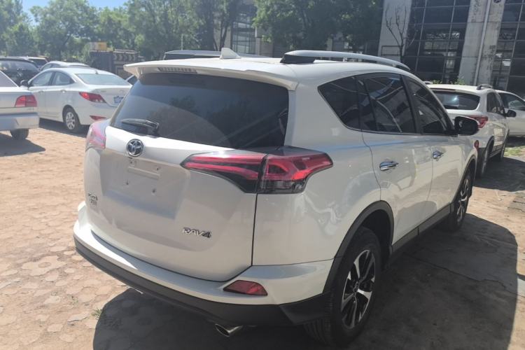 Used Toyota RAV4 2018 2.0L CVT Two-Wheel Drive Fashion X Edition Rear Right 45 Deg