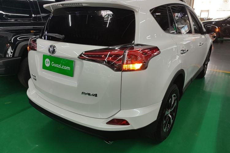 Used Toyota RAV4 2018 2.0L CVT Two-Wheel Drive Fashion X Edition Rear Right 45 Deg