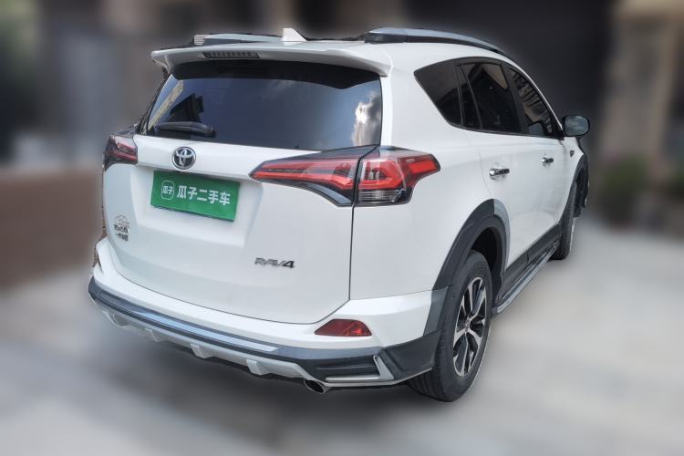Used Toyota RAV4 2018 2.0L CVT Two-Wheel Drive Fashion X Edition Rear Right 45 Deg