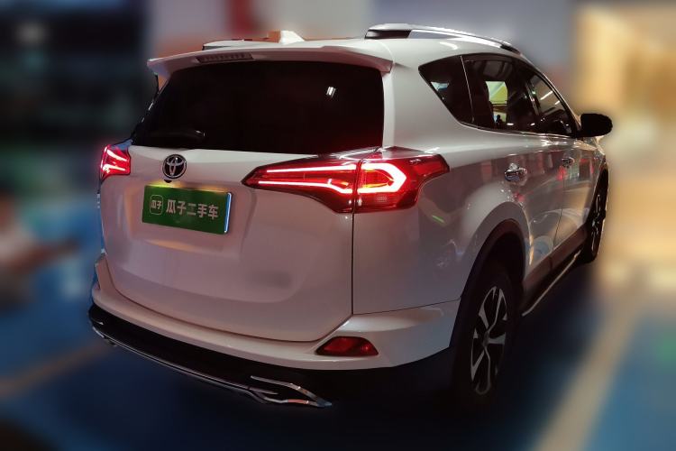 Used Toyota RAV4 2018 2.0L CVT Two-Wheel Drive Fashion X Edition Rear Right 45 Deg
