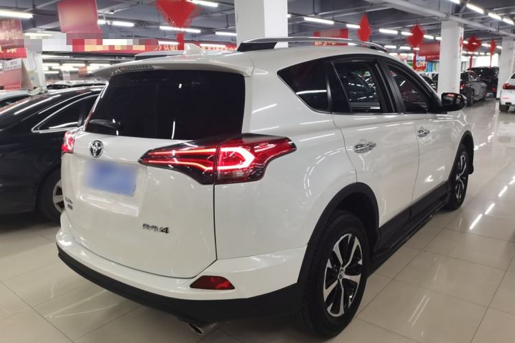 Used Toyota RAV4 2018 2.0L CVT Two-Wheel Drive Fashion X Edition Rear Right 45 Deg