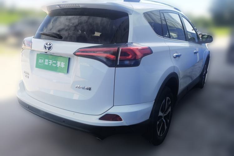 Used Toyota RAV4 2018 2.0L CVT Two-Wheel Drive Fashion X Edition Rear Right 45 Deg