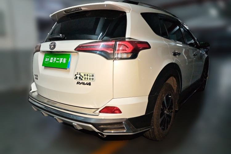 Used Toyota RAV4 2018 2.0L CVT Two-Wheel Drive Fashion X Edition Rear Right 45 Deg