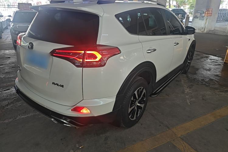 Used Toyota RAV4 2018 2.0L CVT Two-Wheel Drive Fashion X Edition Rear Right 45 Deg