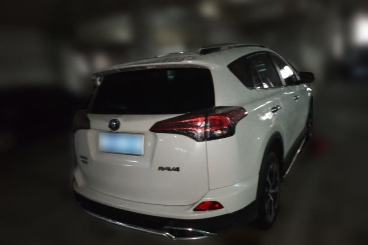 Used Toyota RAV4 2018 2.0L CVT Two-Wheel Drive Fashion X Edition Rear Right 45 Deg
