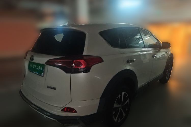 Used Toyota RAV4 2018 2.0L CVT Two-Wheel Drive Fashion X Edition Rear Right 45 Deg