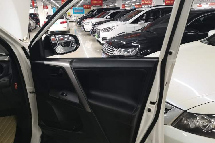 Used Toyota RAV4 2018 2.0L CVT Two-Wheel Drive Fashion X Edition Right Front Door Interior