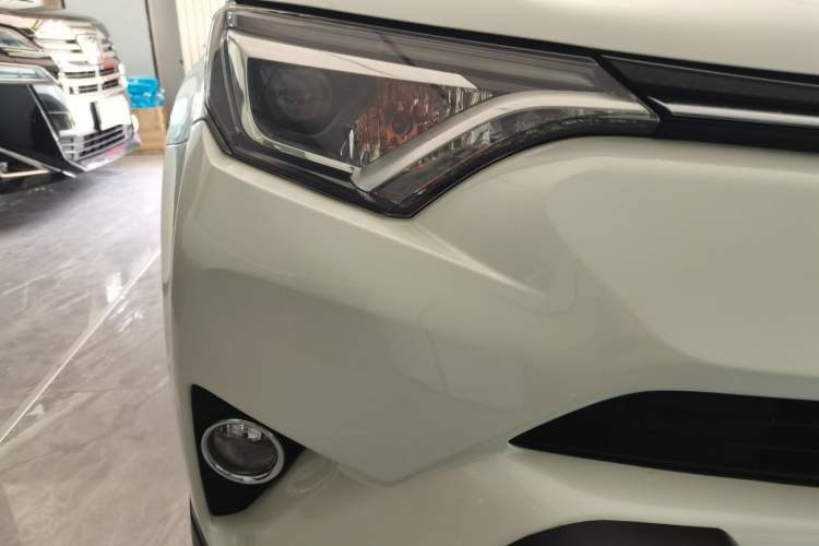 Used Toyota RAV4 2018 2.5L Automatic 4x4 Elite i Edition Right Front Headlight