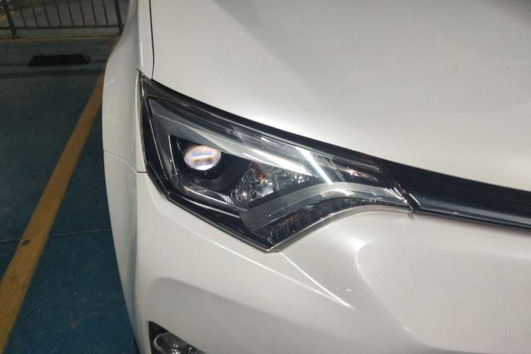 Used Toyota RAV4 2018 2.5L Automatic 4x4 Elite i Edition Right Front Headlight