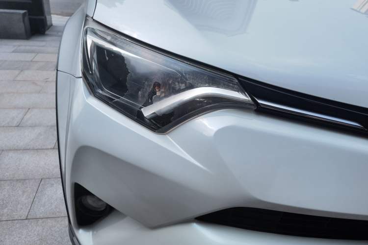 Used Toyota RAV4 2018 2.0L CVT Two-Wheel Drive Fashion X Edition Right Front Headlight