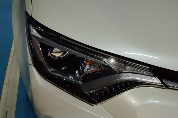 Used Toyota RAV4 2018 2.0L CVT Two-Wheel Drive Fashion X Edition Right Front Headlight