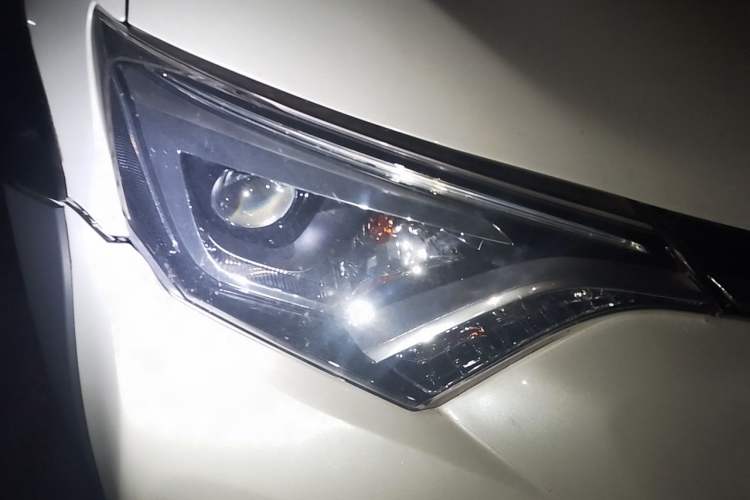 Used Toyota RAV4 2018 2.0L CVT Two-Wheel Drive Fashion X Edition Right Front Headlight