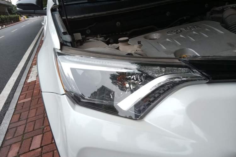 Used Toyota RAV4 2018 2.0L CVT Two-Wheel Drive Fashion X Edition Right Front Headlight