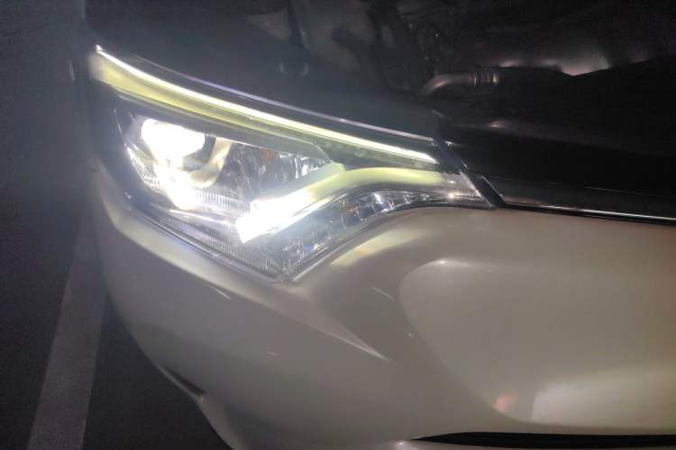 Used Toyota RAV4 2018 2.5L Automatic 4x4 Elite i Edition Right Front Headlight