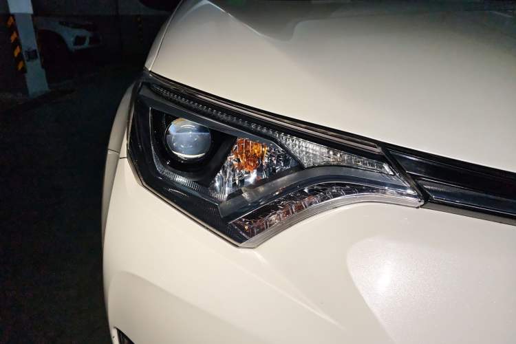 Used Toyota RAV4 2018 2.0L CVT Two-Wheel Drive Fashion X Edition Right Front Headlight