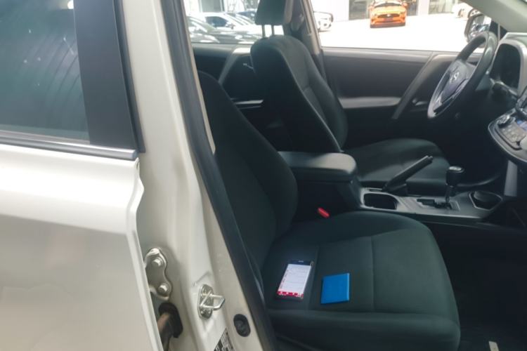 Used Toyota RAV4 2018 2.0L CVT Two-Wheel Drive Fashion X Edition Right Front Seat