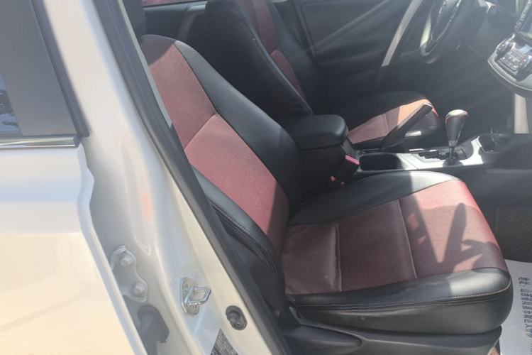 Used Toyota RAV4 2018 2.0L CVT Two-Wheel Drive Fashion X Edition Right Front Seat