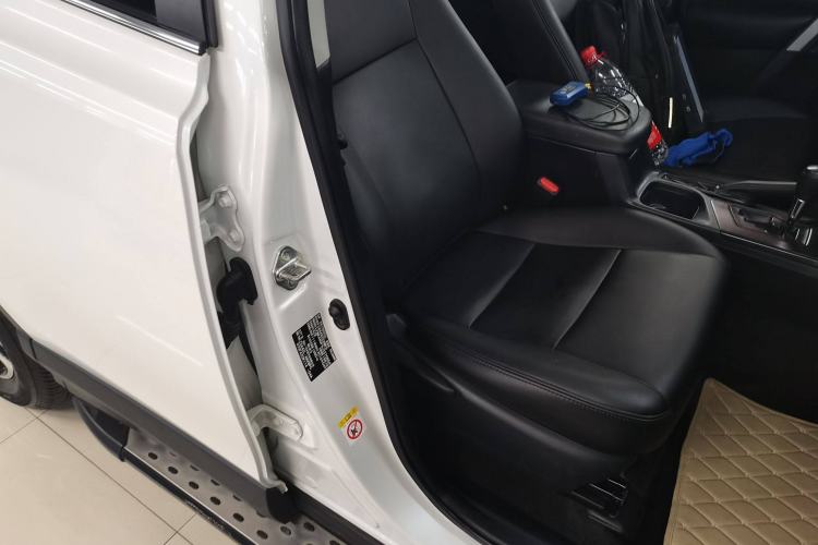 Used Toyota RAV4 2018 2.0L CVT Two-Wheel Drive Fashion X Edition Right Front Seat