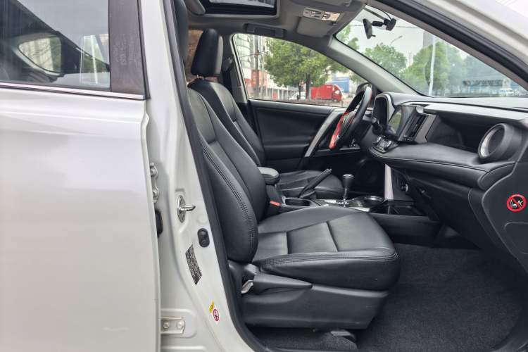 Used Toyota RAV4 2018 2.0L CVT Two-Wheel Drive Fashion X Edition Right Front Seat