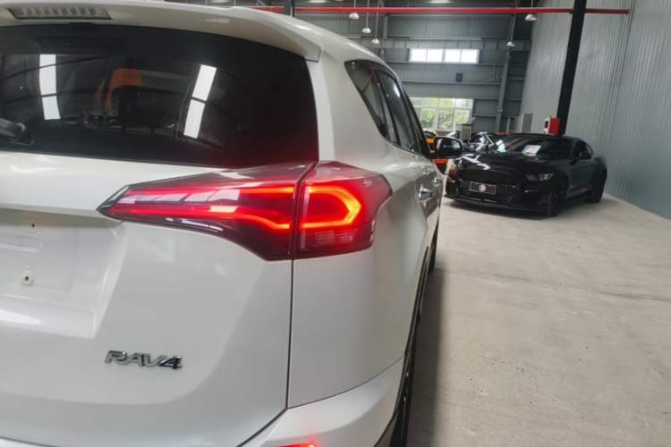 Used Toyota RAV4 2018 2.0L CVT Two-Wheel Drive Fashion X Edition Right Rear Taillight