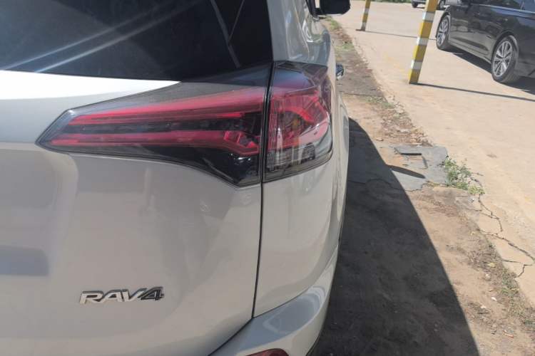 Used Toyota RAV4 2018 2.0L CVT Two-Wheel Drive Fashion X Edition Right Rear Taillight
