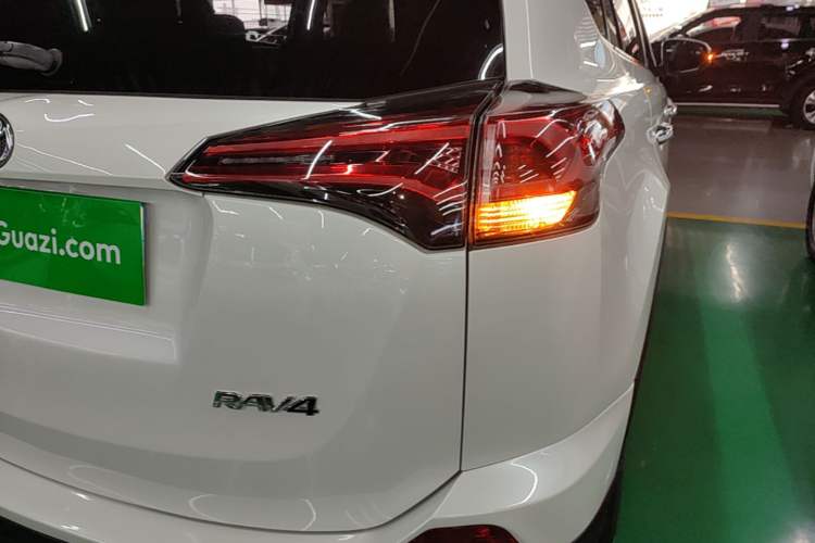 Used Toyota RAV4 2018 2.0L CVT Two-Wheel Drive Fashion X Edition Right Rear Taillight