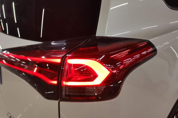 Used Toyota RAV4 2018 2.0L CVT Two-Wheel Drive Fashion X Edition Right Rear Taillight