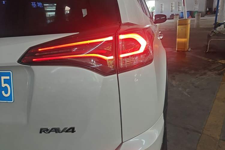 Used Toyota RAV4 2018 2.0L CVT Two-Wheel Drive Fashion X Edition Right Rear Taillight