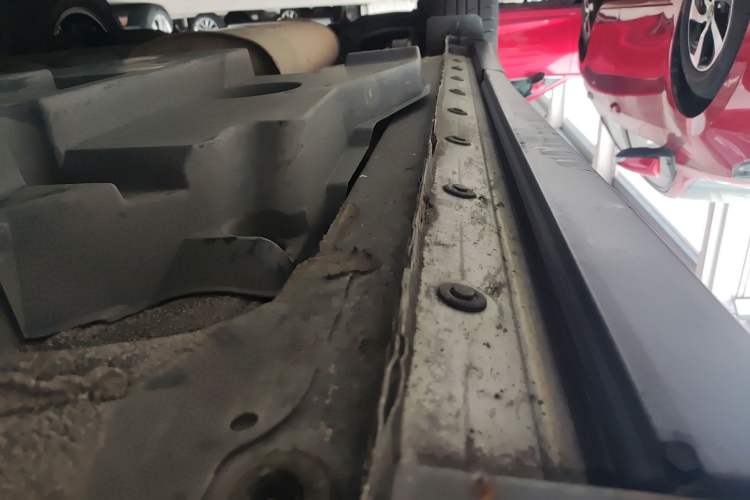 Used Toyota RAV4 2018 2.0L CVT Two-Wheel Drive Fashion X Edition Right Side Sill