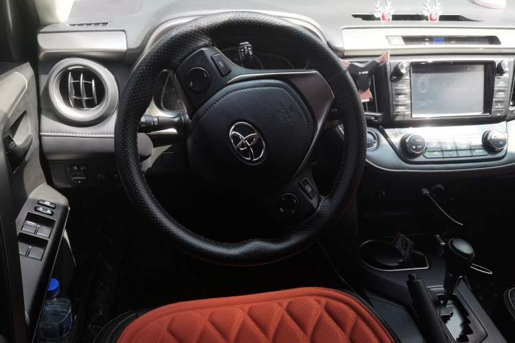 Used Toyota RAV4 2018 2.0L CVT Two-Wheel Drive Fashion X Edition Steering Wheel