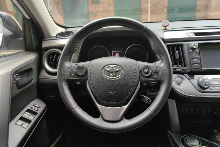 Used Toyota RAV4 2018 2.5L Automatic 4x4 Elite i Edition Steering Wheel