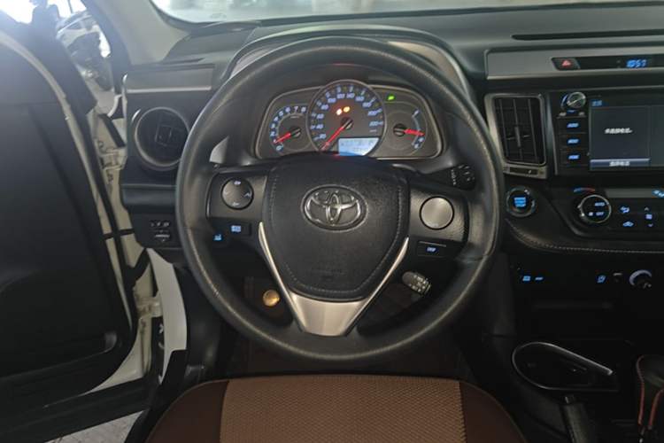 Used Toyota RAV4 2018 2.0L CVT Two-Wheel Drive Fashion X Edition Steering Wheel