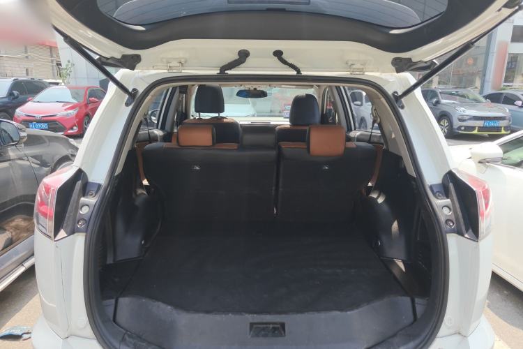 Used Toyota RAV4 2018 2.0L CVT Two-Wheel Drive Fashion X Edition Trunk